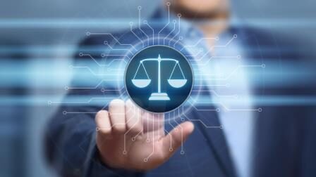 Gerichtswage als Touchscreen, berührt von einem Finger eines Herren, der dahintersteht