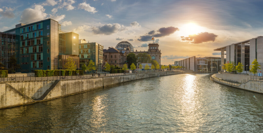 Berlin-Mitte ; Spree im Regierungsviertel im Abendlicht bei Sonnenuntergang